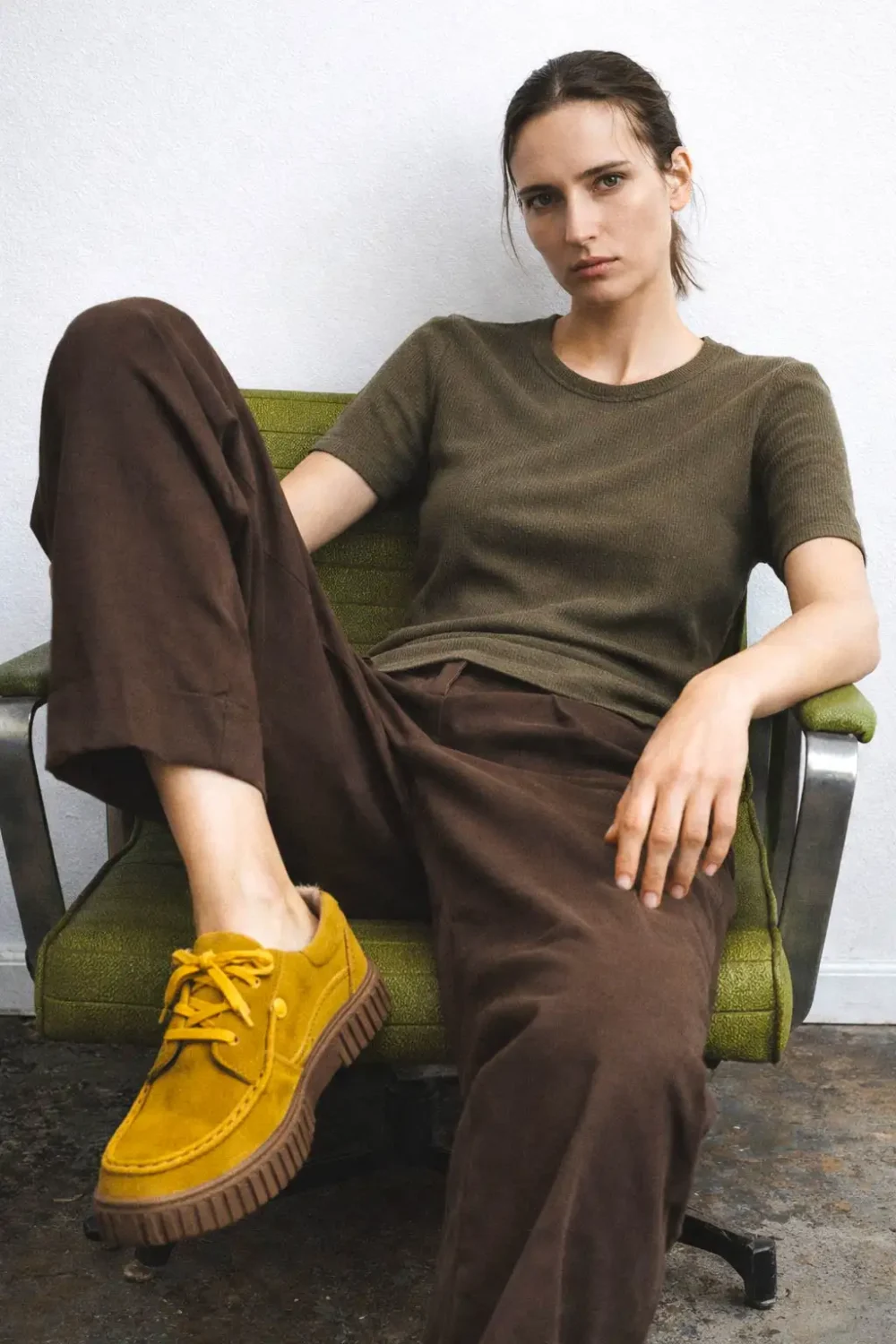 velur patike mustard