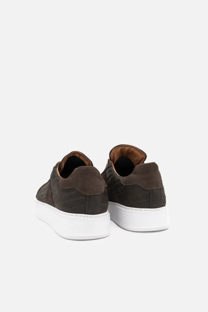 Braon patike sa teksturom